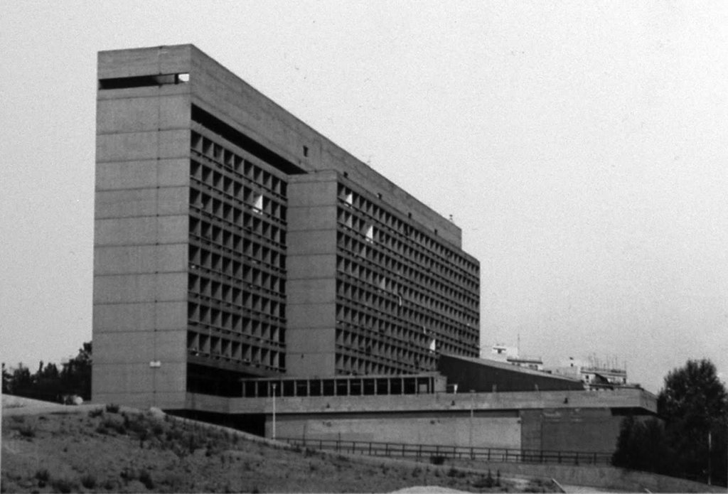 Οι φοιτητικές εστίες του ΕΜΠ στου Ζωγράφου, του Κώστα Φινέ. 