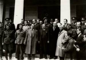 Αμέσως μετά την υπογραφή της συμφωνίας της Βάρκιζας, στο υπουργείο Εξωτερικών. Πρώτη σειρά από αριστερά: Στ. Σαράφης, Γ. Σιάντος, Ηλ. Τσιριμώκος, Ι. Σοφιανόπουλος, Ν. Ασκούτης και Μ. Παρτσαλίδης.